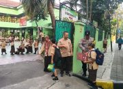 Pelayanan Prima Polri, Bhabinkamtibmas Gondangdia Bantu Siswa SDN Gondangdia 03 dan Atur Lalin Pagi Hari