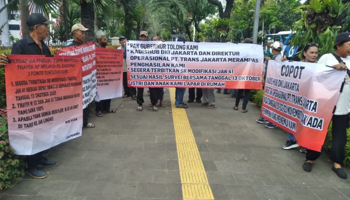 Tolak ‘Bersaing’ Gratisan, Sopir Mikrolet M02 Berani Nekat Protes Jaklingko di Balai Kota