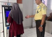 Security BRI Unit Kelapa Dua Bantu Nasabah Tarik Tunai Tanpa Kartu dengan BRImo