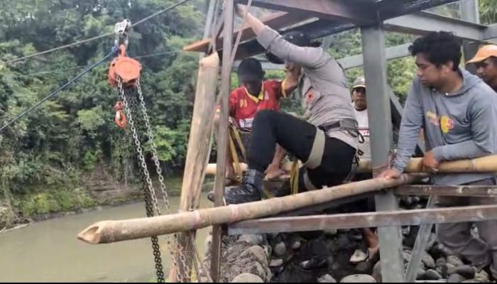 POLRI GERAK CEPAT RESPON PIDATO PRESIDEN PRABOWO, SATBRIMOBDA SULSEL BANGUN JEMBATAN GANTUNG DI SOPPENG*