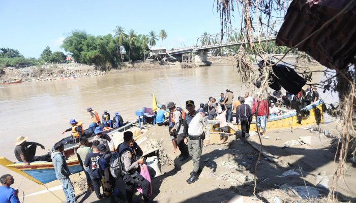 Kapolda Sebrangi Sungai Tingkeum untuk Tembus ke Aceh Utara, Sempat Temui Warga yang Tertahan di Kutablang