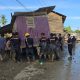 Bahu Membahu, Brimob Pindahkan Rumah Terseret Banjir yang Melintang di Jalan Nasional Tamiang–Langsa